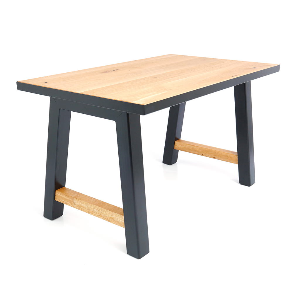 Esstisch mit Stahlgestell, Tischplatte aus Massivholz 